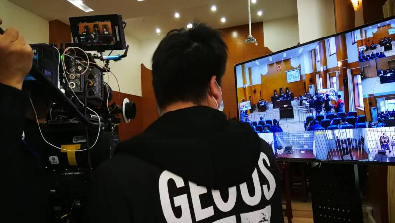 AI生成VS人工创意——郏县广告片拍摄公司的技术浪漫主义实践